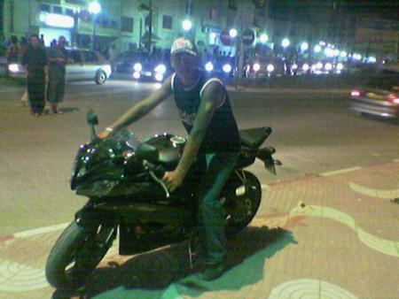 c'est reda  avec le  r1 2006  lach vs  commentaire